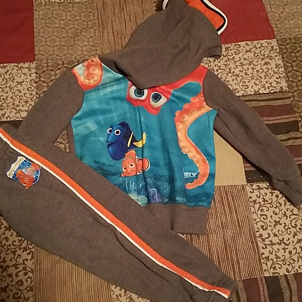 Kids finding dory outfit. Fin on the hood